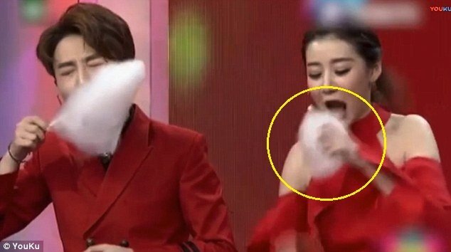 Clip: Nữ MC ăn kẹo bông trong 3 giây khiến nam khách mời sốc nặng