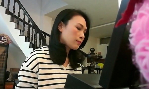 Video: Mỹ Tâm vừa đệm đàn vừa hát nhạc phim 'Tháng năm rực rỡ' đầy cảm xúc