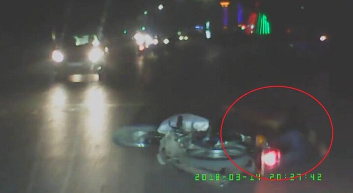 Clip: Chạy xe máy ngông nghênh trước đầu ô tô, thanh niên ngã sấp mặt