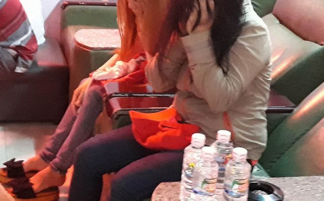 Đột nhập tiệm massage, phát hiện 2 tiếp viên đang kích dục cho khách