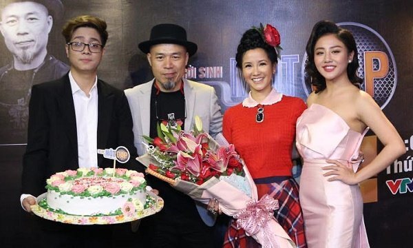 Diva Hồng Nhung xúc động khi được tổ chức sinh nhật bất ngờ