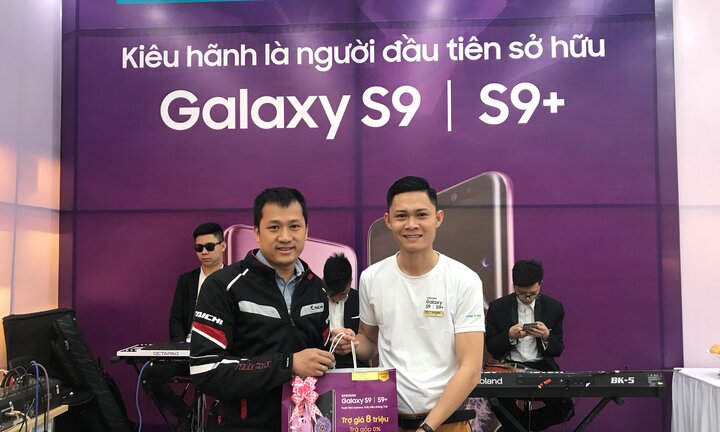 Sức hút của chương trình Trợ giá 8 triệu trong ngày đầu mở bán Galaxy S9/S9+ tại Viettel Store