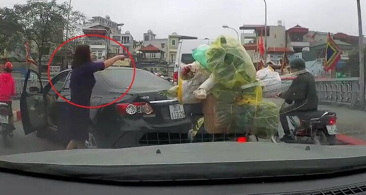 Clip: Quay đầu ô tô trên cầu giữa giờ cao điểm, nữ tài xế còn mắng người sa sả