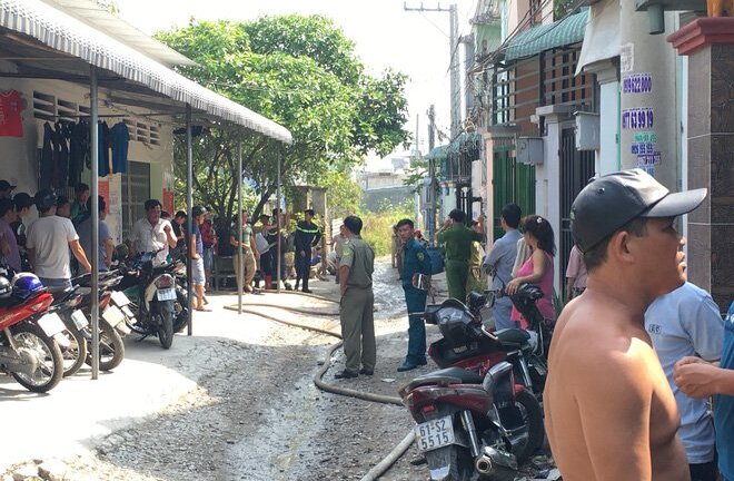 Người đàn ông đổ xăng ra nhà, ôm bình gas cố thủ đòi gặp vợ
