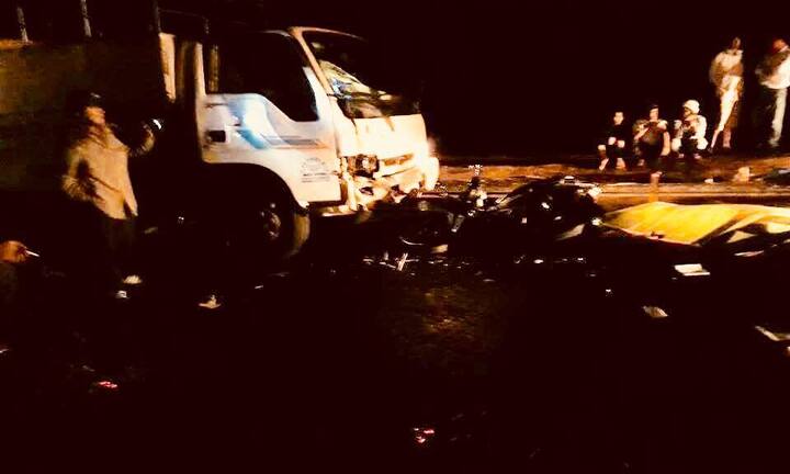 Xe máy tông xe tải, 2 bác sĩ thương vong