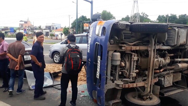 Video: Tông vào 2 xe con đang dừng đèn đỏ, xe tải chở đất cát lật đổ giữa đường