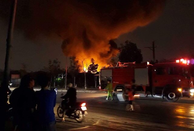 Clip: 12 xe cứu hỏa dập tắt đám cháy xưởng tập kết phế liệu ở Hà Nội