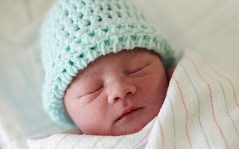 Hai ngộ nhận thái quá về sữa mẹ và da kề da cho trẻ