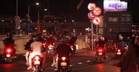 Bất chấp biển cấm, xe máy ùn ùn kéo nhau qua hầm chui ở Sài Gòn