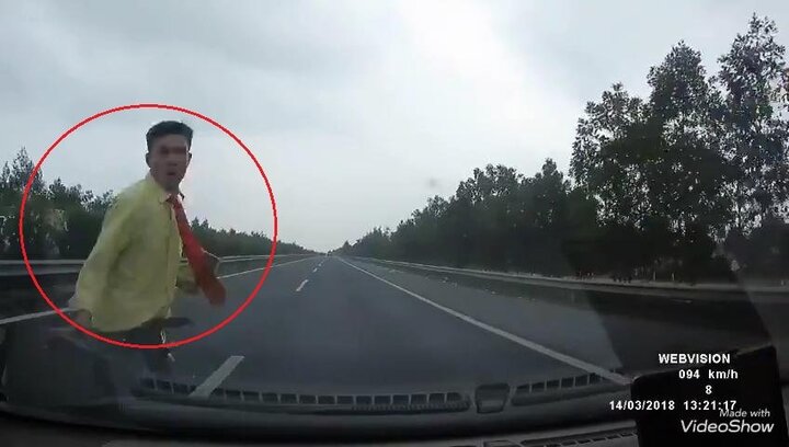 Clip: Băng qua cao tốc như chốn không người, người đàn ông bị ô tô húc văng