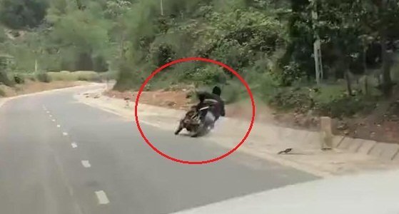 Clip: Say xỉn, người đàn ông loạng choạng lái xe máy rồi tự ngã