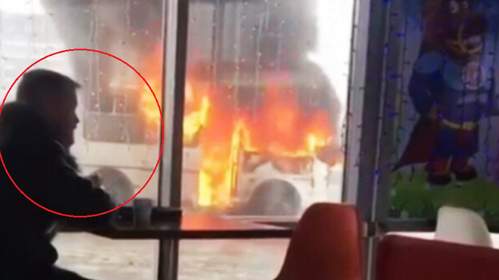 Thanh niên đủng đỉnh ngồi ăn gần xe buýt đang cháy ngùn ngụt