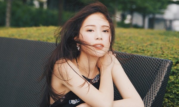 Học trò Phạm Hương khoe eo thon, lưng trần hút ánh nhìn