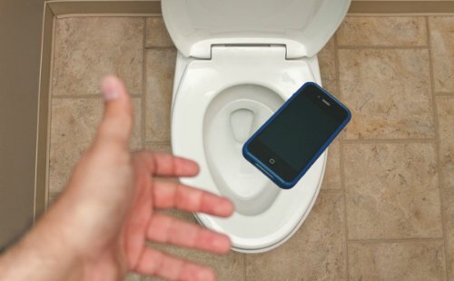 Dùng điện thoại 30 phút trong toilet, nam thanh niên bị liệt hoàn toàn