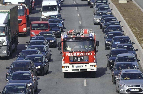 Xem tài xế nước ngoài nhường đường cho xe cứu hỏa