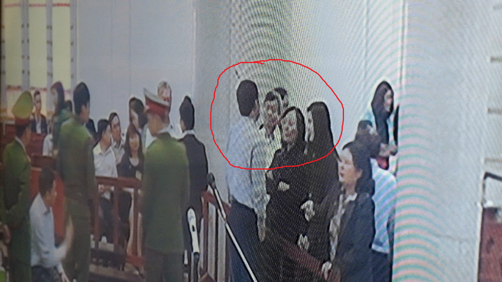 Clip: Bị cáo Đinh La Thăng tay xỏ túi quần, thoải mái nói chuyện