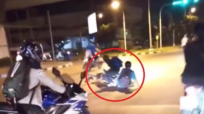 Clip: Dừng đèn đỏ vẫn 'ngứa tay' vặn ga, 2 thanh niên lĩnh trái đắng