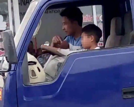 Bé trai 10 tuổi ở Thanh Hóa lái xe tải băng băng trên phố