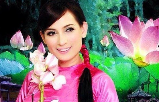 Video: Đang hát, Phi Nhung bị khán giả lên sân khấu đòi trả 1 cây vàng