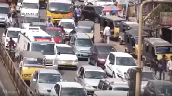 Video: Không được nhường đường, cô gái chết trên chết xe cứu thương