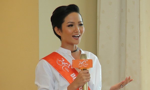 Hoa hậu H’Hen Niê: ‘Lần sau tôi sẽ chạy xe đạp về thăm quê’