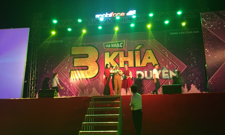 Phi Nhung hỗ trợ 10 triệu đồng cho khán giả bị mất đồ trong đêm nhạc 3 Khía Giao Duyên