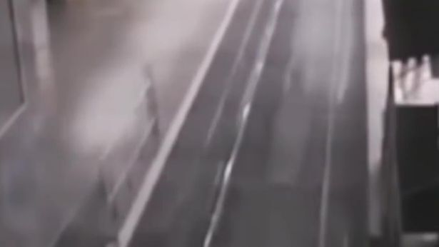 Video: 'Tàu ma' bí ẩn lao vùn vụt tới sân ga đón khách