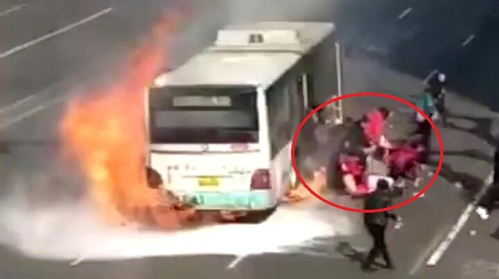 Clip: Xe buýt đang chạy thì phát nổ, hành khách giẫm đạp lên nhau thoát thân