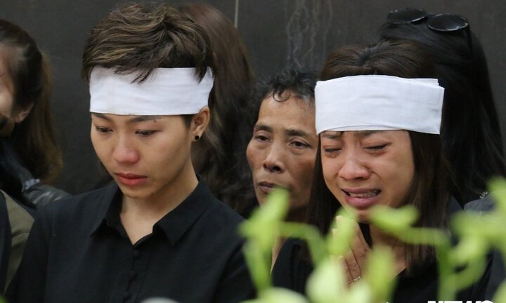 Video: Người thân khóc ngất bên linh cữu chiến sĩ PCCC hy sinh khi làm nhiệm vụ trên cao tốc