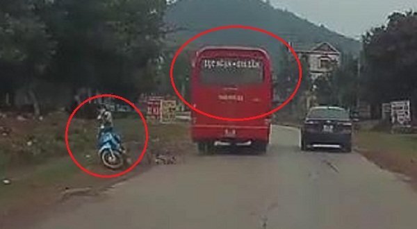 Clip: Xe khách vượt kiểu 'giết người', ép xe máy ngã văng vào vệ đường