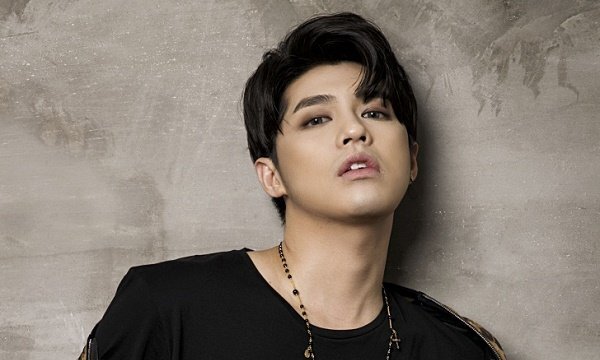 Noo Phước Thịnh khoe gu thời trang cá tính trước ngày sang Hong Kong biểu diễn