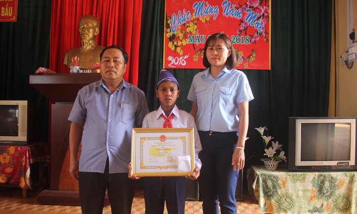 Khen tặng học sinh lớp 5 cứu 2 bạn khỏi chết đuối