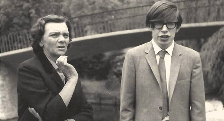 Stephen Hawking: Chỉ học 1 tiếng/ngày, chán nản vì học... quá dễ