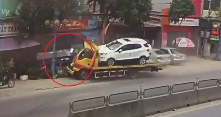 Clip: Xe cứu hộ ủn xe tải lao thẳng vào nhà dân ở Thanh Hóa