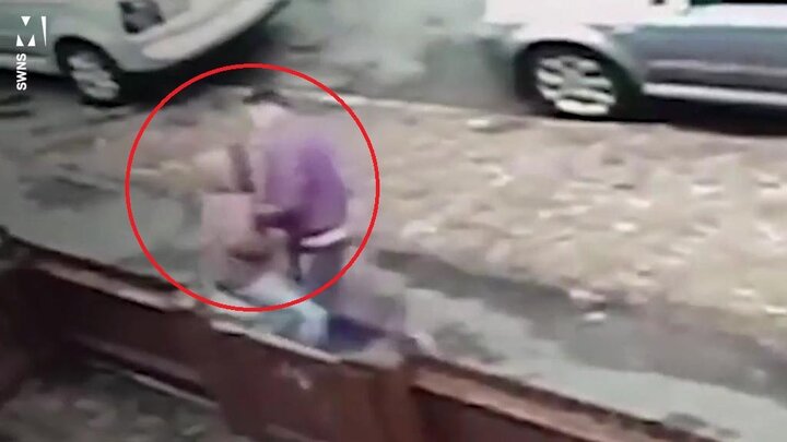 Clip: Bé gái 12 tuổi vật lộn với tên cướp to khỏe để giành lại điện thoại