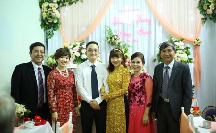 Vợ chồng Chí Trung tươi cười rạng rỡ trong lễ ăn hỏi con trai