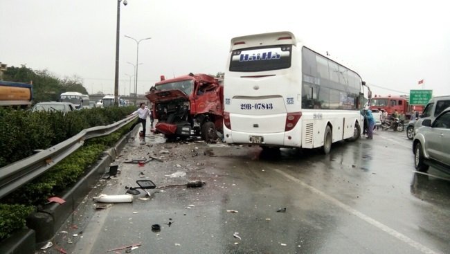 Tai nạn kinh hoàng xe cứu hỏa - xe khách trên cao tốc: Nên xem xét trách nhiệm cả 2 bên