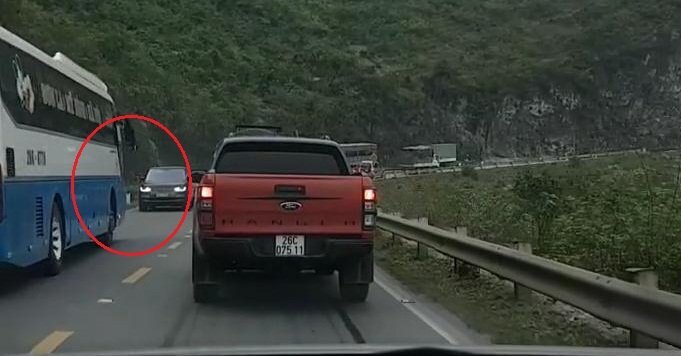 Clip: Lấn làn trên đèo hẹp, xe khách bị tài xế Range Rover dạy bài học nhớ đời