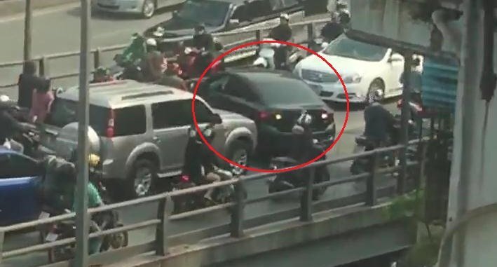 Clip: Ô tô quay đầu trên cầu vượt Tây Sơn giờ tan tầm, cầu kẹt cứng