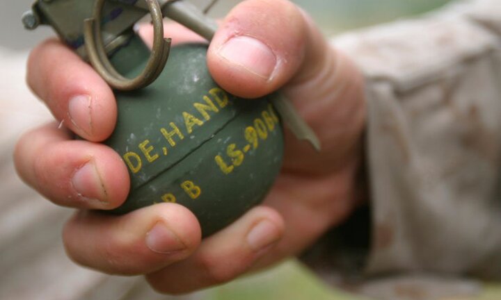 Lấy thân mình chèn lựu đạn sắp nổ bảo vệ cấp dưới, sỹ quan Nga hy sinh