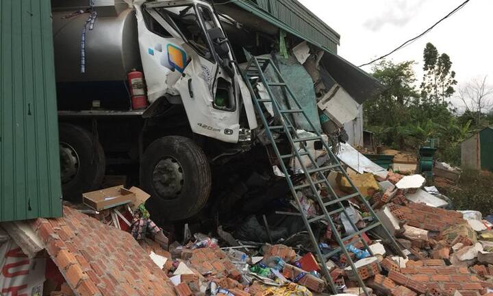 Xe bồn chở xăng dầu tông sập nhà dân, 2 người nhập viện trong đêm