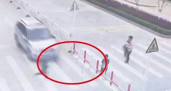 Clip: Mẹ mải bấm điện thoại, con một mình chạy qua đường bị ô tô tông