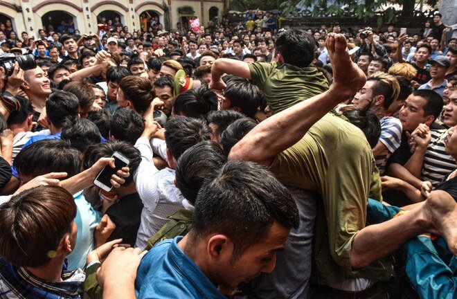 Video: Thanh niên trèo lên đầu, bạt tai nhau để cướp một khúc tre ở Hà Nội