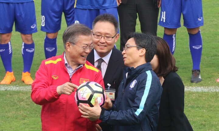 Video: Phó Thủ tướng Vũ Đức Đam sút tung lưới ngôi sao U23 Việt Nam