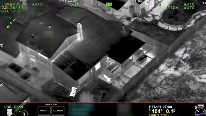 Nhầm điện thoại là súng, cảnh sát Mỹ bắn 20 phát vào chàng trai