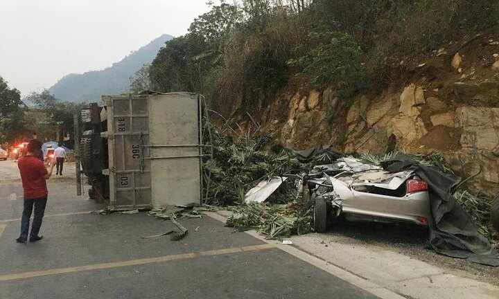 Xe tải lật nghiêng đè nát ô tô con ở Hoà Bình
