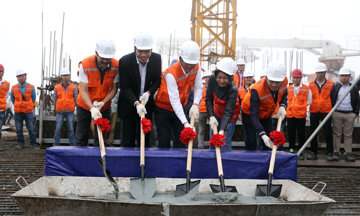 Chính thức cất nóc FLC Twin Towers - Toà chung cư cao nhất Hà Nội