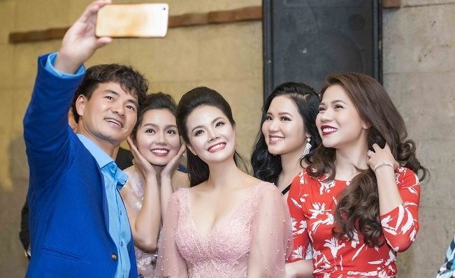 Xuân Bắc chụp ảnh 'tự sướng' bên dàn mỹ nhân trên thảm đỏ