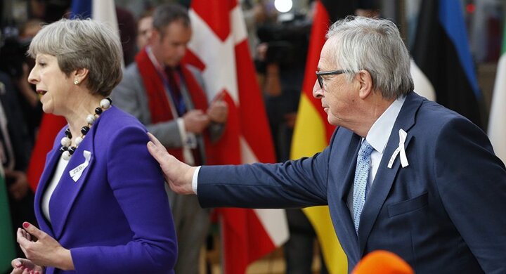 Video: Đang trả lời phỏng vấn, Thủ tướng Anh bị Chủ tịch ủy ban EU ngắt lời