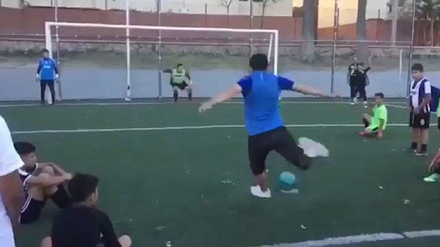 Video: Cầu thủ đường phố Argentina biểu diễn kỹ thuật đá phạt khiến thủ môn bất lực